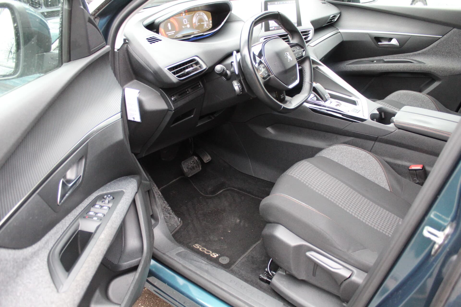 Peugeot 5008 (2018) — 7/16