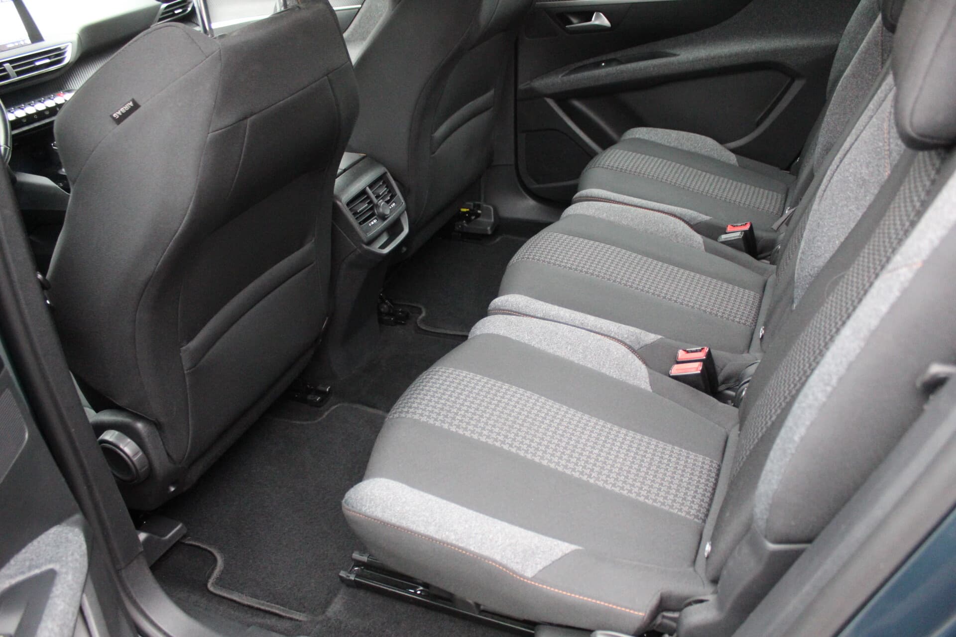 Peugeot 5008 (2018) — 8/16